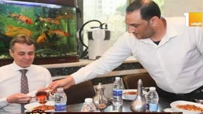 شاهد.. وزير الخارجية السويسري يتناول 