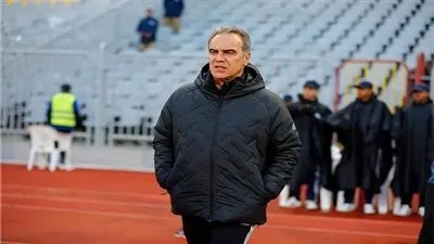 لاسارتي يعقد محاضرة نظرية مع لاعبي الأهلي