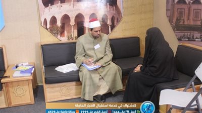 إقبال كبير على ركن الفتوى بجناح الأزهر في معرض الإسكندرية للكتاب
