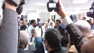 رئيس الوزراء يستمع لمرضي الغسيل الكلوي بتأمين الفيوم خلال جولته 