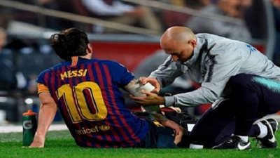 ميسي مهدد بالغياب الطويل عن برشلونة