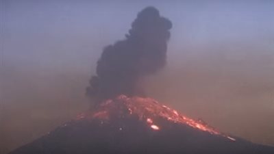 انفجار بركان يضيء ليل المكسيك