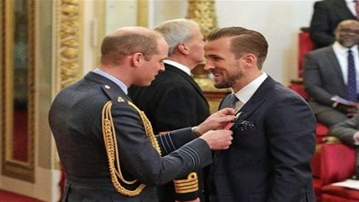 أمير إنجلترا يقلد هاري كين ثالث أعلى وسام في بريطانيا