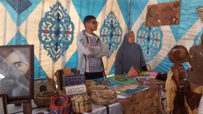 رئيس الوزراء يشيد بالحرف اليدوية خلال تفقده معرض بديوان عام الفيوم 