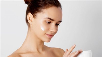 وصفات طبيعية لتنعيم البشرة من الاستعمال الأول.. اكتشفيها