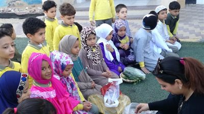 شاهد.. محاكاة عن السوق داخل إحدى مدارس البحر الأحمر لتعليم التلاميذ طرق البيع والشراء 