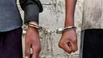 القبض على مسجل  خطر اشترك مع شقيقه في سرقة المساكن والمتاجر بالساحل