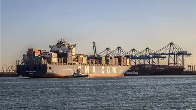 رغم هطول أمطار رعدية.. تداول ١٠ سفن بميناء دمياط 