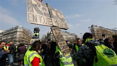 متظاهرو السترات الصفر بفرنسا يخرجون في مسيرات رغم الحظر