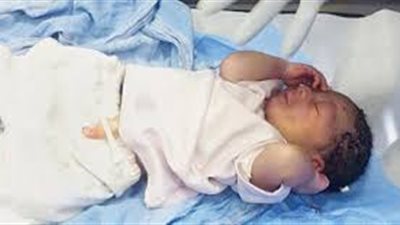 العثور على طفلة لقيطة أمام باب مسجد بكفر شكر  