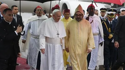 الأمن يمسك شخصا جرى صوب سيارة ملك المغرب خلال زيارة البابا  