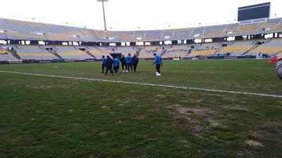 لاعبو الزمالك يعاينون ملعب برج العرب قبل انطلاق القمة