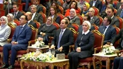 بحزمة إجراءات سارة.. كيف انتصر السيسي للموظفين وأصحاب المعاشات؟