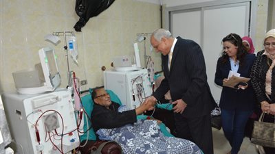 محافظ الجيزة يقدم مساعدات مالية لـ 60 مريضا بمستشفى إمبابة (صور)
