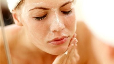 إليكِ أفضل الخلطات الطبيعية لتقشير البشرة في المنزل (فيديو)