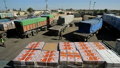 إسرائيل تعيد فتح معابر غزة المغلقة منذ الضربة الصاروخية