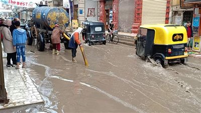 استمرار رفع مياه الأمطار وتوقف الصيد في كفر الشيخ