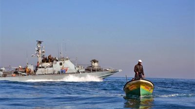 الاحتلال يسمح للفلسطينيين بدخول البحر الإثنين مع توسعة نطاق الصيد