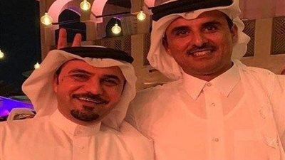 تميم يضع علامة حيوان معروف خلف رأس إعلامي قطري