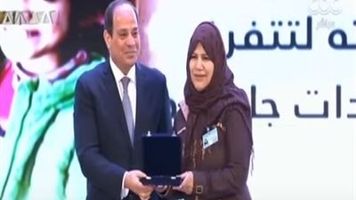 الأم المثالية بالقليوبية: لم نتوقع رؤية السيسي.. وجبر بخاطرنا وفرحنا