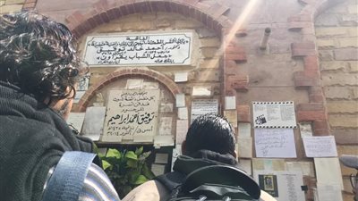 في الذكرى الاولى لرحيلة.. توافد العديد من الشباب على ضريح 