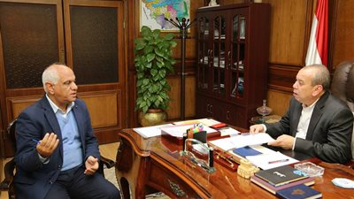 محافظ كفرالشيخ يتابع خطة تنفيذ مشروعات الصرف الصحي ببلطيم والبرلس