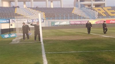 طاقم تحكيم مباراة الزمالك وسموحة يعاين أرضية ملعب بتروسبورت