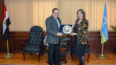 بعد إغلاق القنصلية البريطانية.. محافظ الإسكندرية يودع 