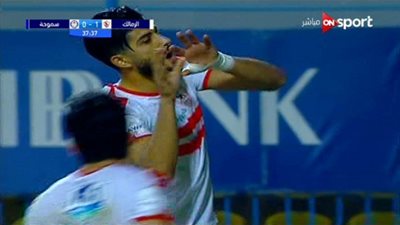 شاهد.. ساسي يسخر من محاولة تصدى حارس سموحة لركلة الجزاء ثم يعتذر له (فيديو)