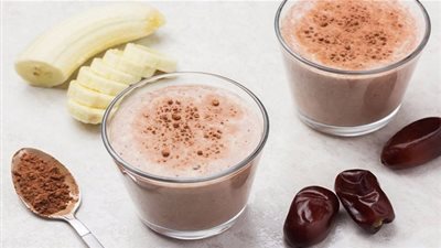 طريقة عمل مشروب الموز بالتمر 