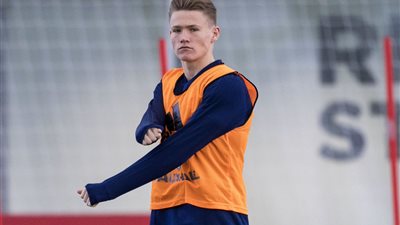 سولشاير يكيل المديح لنجمه الواعد