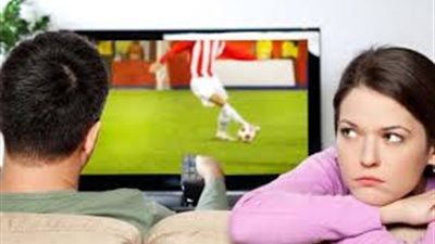 كيفية التعامل مع زوجك مدمن كرة القدم؟