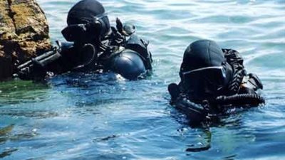 البحرية الليبية تقوم بإنزال ضفادع بشرية في قاعدة غرب طرابلس