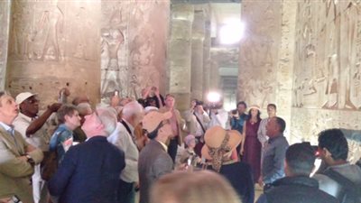 40 سفيرا يسجلون انبهارهم بمعبد أبيدوس ويوثقون تفاصيله بكاميرا 