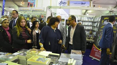 جولة تفقدية لوزيرة الثقافة داخل معرض الإسكندرية للكتاب (صور)