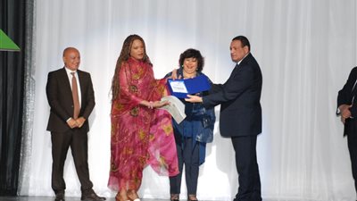 وزير الثقافة تكرم 5 من رموز الفلكلور بمهرجان دمنهور الدولي السابع (صور)