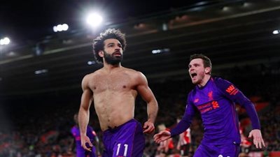 حضن إجباري لمحمد صلاح يتسبب في موقف طريف (فيديو)
