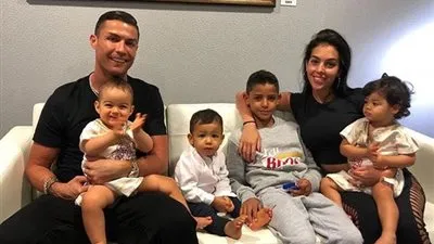  فاصل من المهارات الكروية بين رونالدو وطفله الرضيع (فيديو)