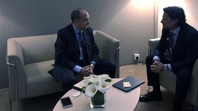 مباحثات مكثفة لوزير التجارة والصناعة مع الشركات العالمية المشاركة بمنتدى دافوس بالأردن