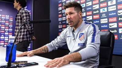 سيميوني يفتح النار على حكم مباراة أتلتيكو وبرشلونة