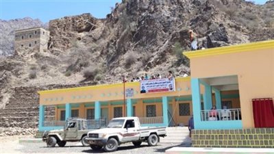 الهلال الأحمر الإماراتي ينقل طلاب الثانوية من الخيام إلى المدارس في أبين