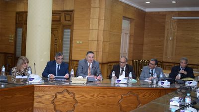 رئيس جامعة بنها يشهد اجتماع لجنة تطوير التعليم: علينا تحقيق رؤية الجامعة سريعًا