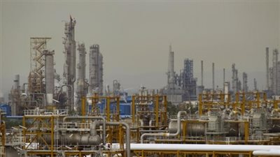 القطاعات الاقتصادية في إيران تواصل تأثرها بأزمة النفط الحالية