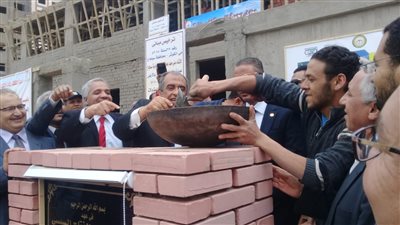 بالطبل البلدي.. وزير الزراعة يضع حجر أساس معهد البحوث الحيواني بسوهاج