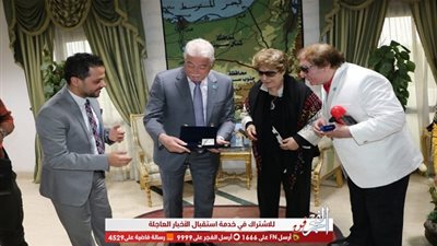 محافظ جنوب سيناء يهدي ادارة مهرجان شرم الشيخ الدولي للمسرح الشبابي تكريما خاصا