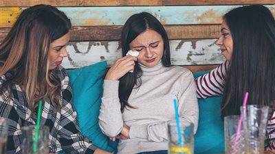 لا تتحدّثي مع هؤلاء الأشخاص عن مشاكل زواجك نهائيا 