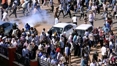 مقتل 4 معتصمين بينهم طبيب في مواجهات مع قوات الأمن بالخرطوم