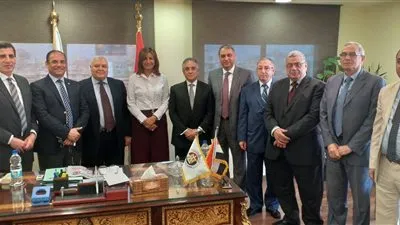 وزيرة الهجرة تبحث مع 