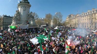 مظاهرات حاشدة بالجزائر رفضا لبن صالح.. والأمن يطلق قنابل غاز