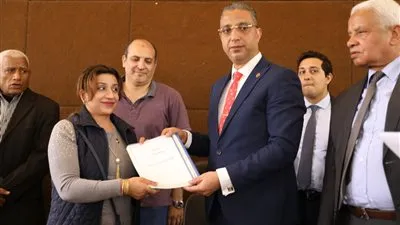 تزامنًا مع احتفالات العيد القومي.. محافظ سوهاج يسلم المستثمرين 5 عقود تمليك مصانع